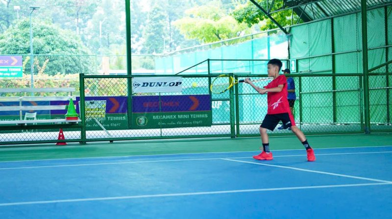 Các vận động viên thi đấu sôi nổi ngay sau lễ khai mạc.