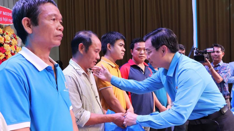 Chủ tịch Liên đoàn Lao động tỉnh Bình Dương Phạm Trọng Nhân trao tặng quà cho công nhân lao động có hoàn cảnh khó khăn.