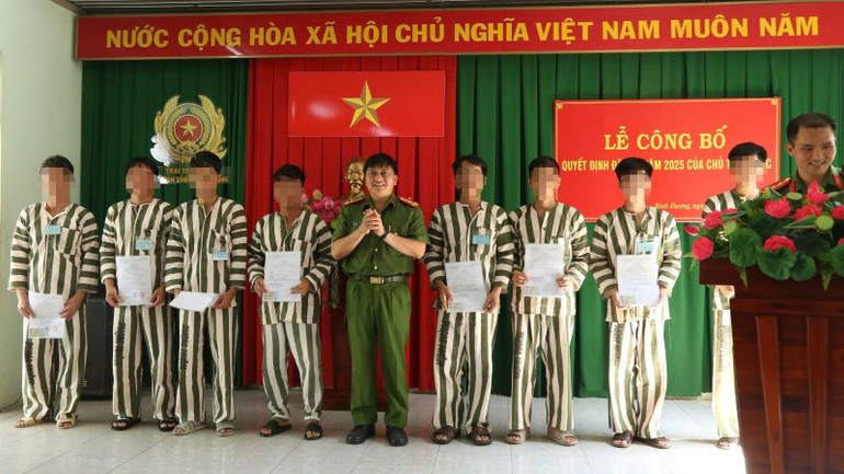 Trao Quyết định đặc xá cho phạm nhân.