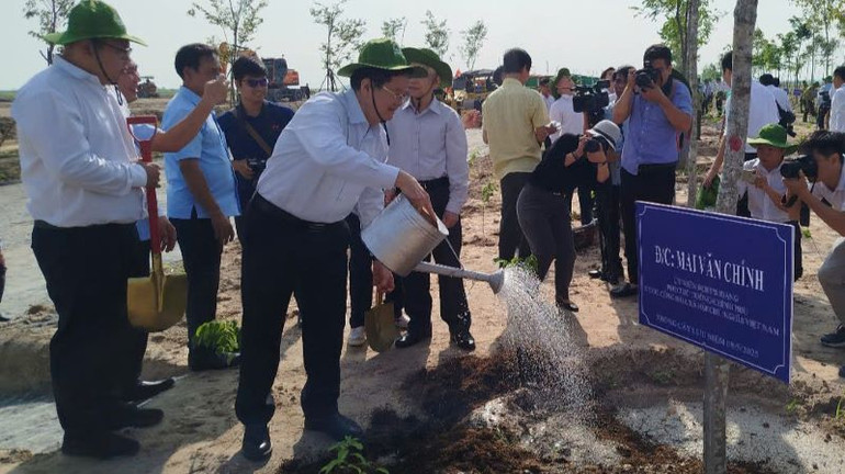 Phó Thủ tướng Chính phủ Mai Văn Chính trồng cây xanh tại Lễ phát động Tết trồng cây.