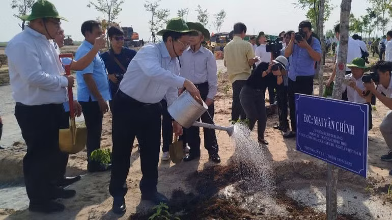 Phó Thủ tướng Chính phủ Mai Văn Chính trồng cây xanh tại Lễ phát động Tết trồng cây.