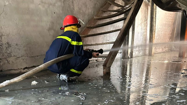 Cảnh sát Phòng cháy chữa cháy và Cứu nạn cứu hộ Công an tỉnh Bình Dương tiếp cận chữa cháy từ nhiều hướng để dập lửa.