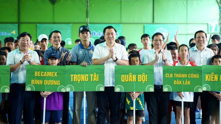 Các đại biểu và Ban tổ chức chụp hình lưu niệm cùng tổ trọng tài và các đoàn tham dự giải.