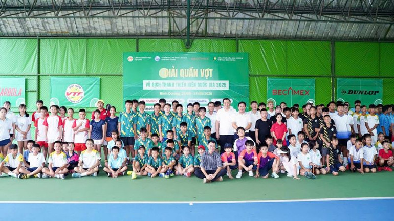 Các đại biểu và Ban tổ chức chụp hình lưu niệm cùng các vận động viên.