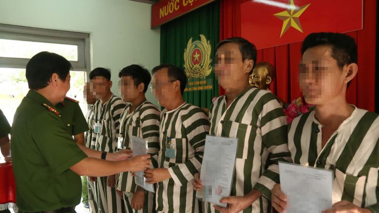 Đại tá Nguyễn Thanh Điệp, Phó Giám đốc Công an tỉnh Bình Dương trao Quyết định đặc xá cho các phạm nhân.