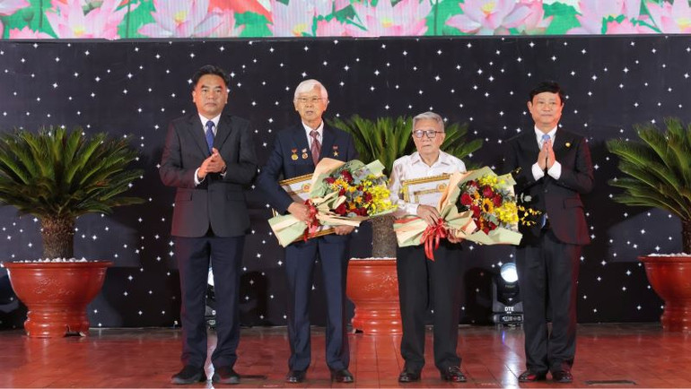 Lãnh đạo tỉnh Bình Dương trao Huy hiệu 60 năm tuổi Đảng cho đảng viên.