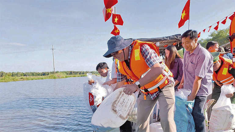 Thả cá giống xuống kênh Trà Sư. Thả cá giống xuống kênh Trà Sư.