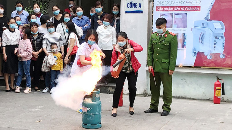 Hướng dẫn người dân sử dụng bình bọt chữa cháy an toàn. (Ảnh: KHÁNH AN) Hướng dẫn người dân sử dụng bình bọt chữa cháy an toàn. (Ảnh: KHÁNH AN)