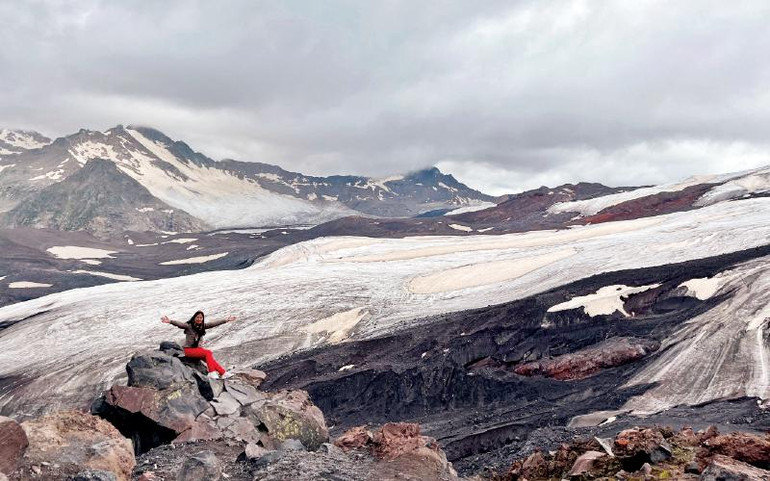 Con người thật nhỏ bé trước thiên nhiên hùng vĩ.Ảnh | QUẾ ANH