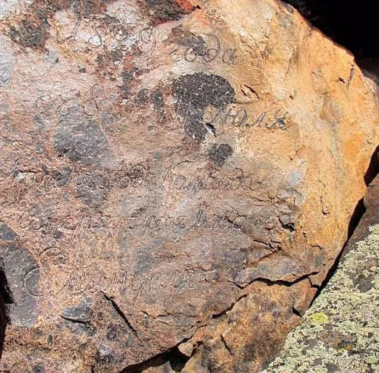 Tảng đá ghi dấu con người lần đầu tiên đặt chân đến đỉnh cao Elbrus vào năm 1829 (Nguồn: Internet)