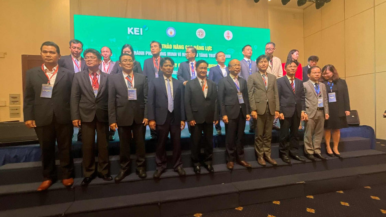 Các nhà quản lý, các nhà khoa học chụp ảnh lưu niệm tại hội thảo.