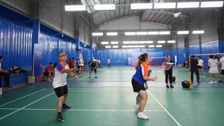 Sôi nổi thi đấu môn cầu lông