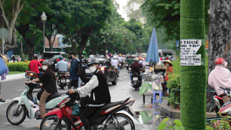 Trụ điện đường Hồng Bàng, quận 5 lại xuất hiện quảng cáo dán đè lên cỏ nhựa. Trụ điện đường Hồng Bàng, quận 5 lại xuất hiện quảng cáo dán đè lên cỏ nhựa.