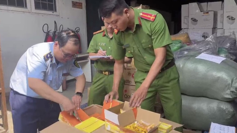 Lực lượng chức năng kiểm đếm bánh Trung thu. Lực lượng chức năng kiểm đếm bánh Trung thu.