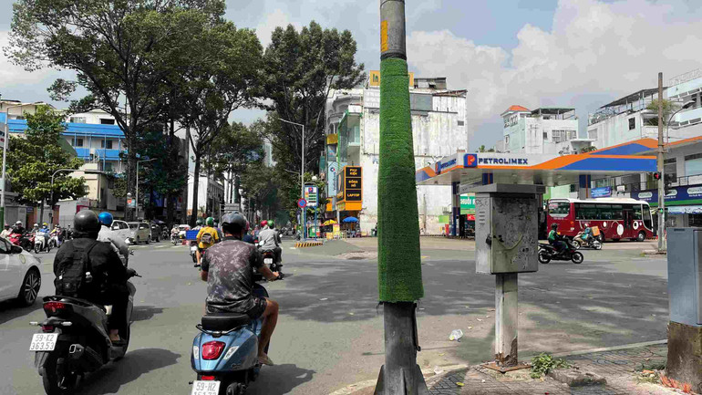 "Xanh hóa" cột điện trên đường Trần Hưng Đạo, quận 5 "Xanh hóa" cột điện trên đường Trần Hưng Đạo, quận 5