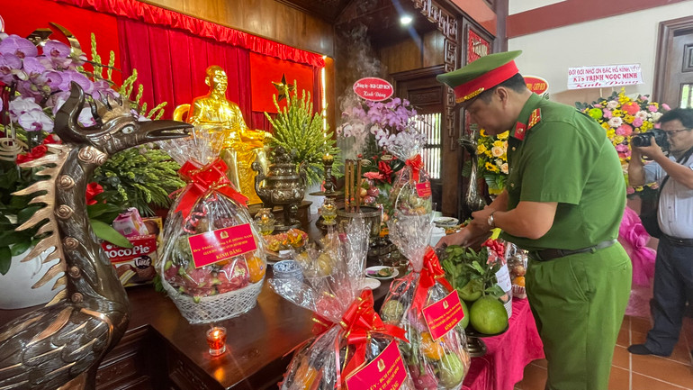 Lãnh đạo Công an Thành phố Hồ Chí Minh dâng hương Chủ tịch Hồ Chí Minh.