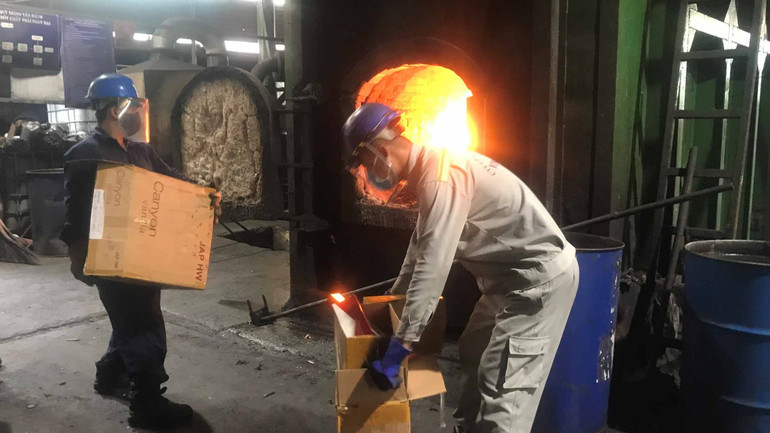 Đưa thuốc lá nhập lậu vào đốt hủy trực tiếp trong lò đốt ở nhiệt độ cao.