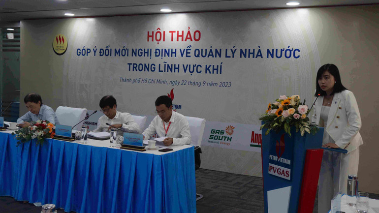 Đại diện lãnh đạo doanh nghiệp kinh doanh gas đóng góp ý kiến tại hội thảo