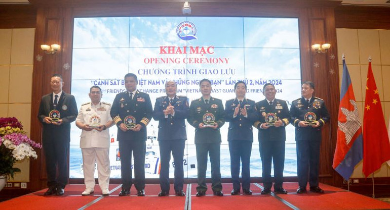 Trung tướng Lê Quang Đạo, Tư lệnh và Trung tướng Bùi Quốc Oai, Chính ủy Cảnh sát biển Việt Nam, trao quà lưu niệm tặng Trưởng đoàn lực lượng thực thi pháp luật trên biển các nước dự khai mạc Chương trình giao lưu.