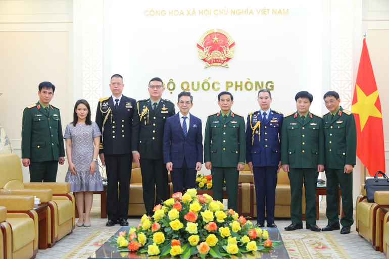 Đại tướng Phan Văn Giang và Đại sứ Nikorndej Balankura chụp ảnh cùng các đại biểu.