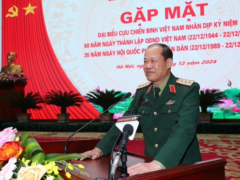 Thượng tướng Bế Xuân Trường, Chủ tịch Hội Cựu chiến binh Việt Nam phát biểu tại buổi gặp mặt.