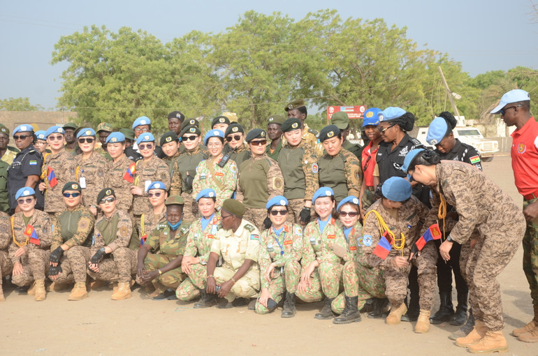 Các bác sĩ "mũ nồi xanh" Bệnh viện dã chiến cấp 2, số 5 của Việt Nam chụp ảnh lưu niệm cùng nhân viên các đơn vị gìn giữ hòa bình Liên hợp quốc tại Bentiu, bang Unity, Nam Sudan tham dự Lễ mít-tinh kết hợp tuần hành, do Liên hợp quốc tổ chức, nhân Ngày Quốc tế Phụ nữ 8/3. Ảnh Bệnh viện dã chiến cấp 2, số 5 cung cấp.