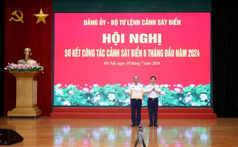 Thừa ủy quyền của Bộ trưởng Quốc phòng, Trung tướng Bùi Quốc Oai trao Bằng khen của Bộ trưởng Quốc phòng tặng Thiếu tướng Lê Quang Đạo.