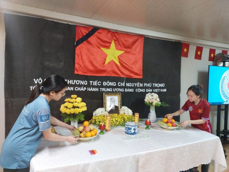 Cán bộ, nhân viên Bệnh viện dã chiến cấp 2 số 5 ở Nam Sudan chuẩn bị bàn thờ Tổng Bí thư Nguyễn Phú Trọng. Ảnh: HÀ NGỌC