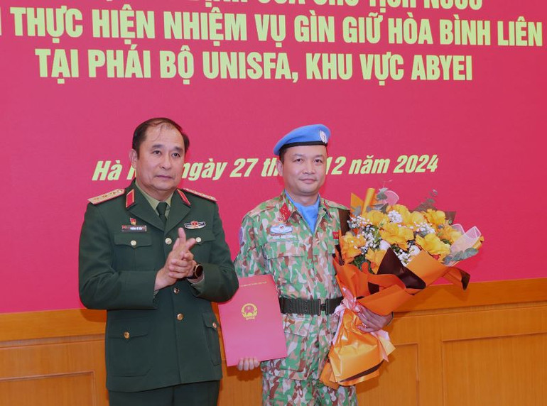 Thừa ủy quyền của Chủ tịch nước, thay mặt lãnh đạo Bộ Quốc phòng, Thượng tướng Phùng Sĩ Tấn trao Quyết định của Chủ tịch nước cho Thiếu tá Hoàng Đình Công đi làm nhiệm vụ gìn giữ hòa bình Liên hợp quốc tại Phái bộ UNISFA, khu vực Abyei.