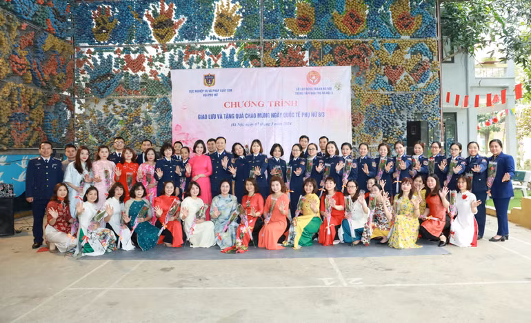 Cán bộ, nhân viên hai đơn vị chụp ảnh lưu niệm tại chương trình.