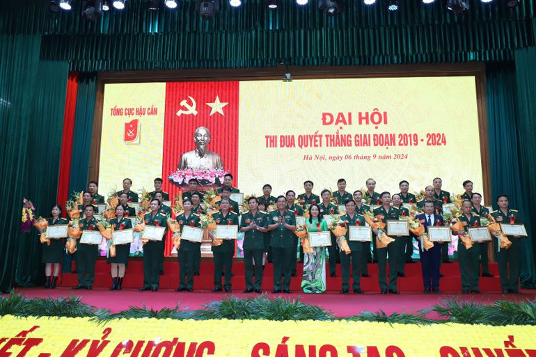 Trung tướng Đỗ Văn Thiện, Bí thư Đảng ủy, Chính ủy Tổng cục Hậu cần và Thiếu tướng Huỳnh Tấn Hùng, Phó Chủ nhiệm - Tham mưu trưởng Tổng cục Hậu cần trao Bằng khen tặng các tập thể điển hình tiên tiến.