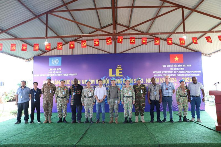 Đại diện Phái bộ UNISFA chụp ảnh lưu niệm cùng Đội Công binh số 3. (Nguồn: Đội Công binh số 3)