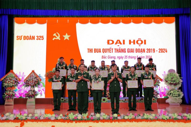 Đại diện lãnh đạo, chỉ huy Sư đoàn 325 trao Giấy khen tặng 5 tập thể và 10 cá nhân, vì đã có thành tích xuất sắc trong phong trào thi đua quyết thắng giai đoạn 2019-2024. (Ảnh: NGÔ THỨC) Đại diện lãnh đạo, chỉ huy Sư đoàn 325 trao Giấy khen tặng 5 tập thể và 10 cá nhân, vì đã có thành tích xuất sắc trong phong trào thi đua quyết thắng giai đoạn 2019-2024. (Ảnh: NGÔ THỨC)