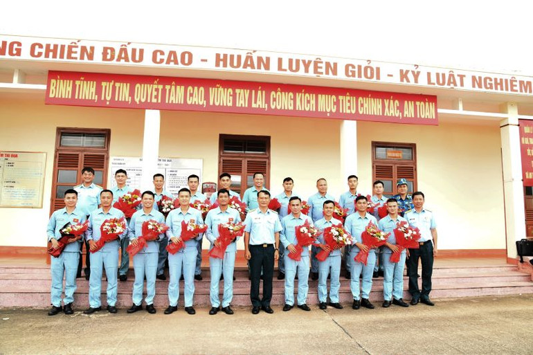 Lãnh đạo Trường Sĩ quan Không quân chúc mừng các phi công Trung đoàn 940 hoàn thành xuất sắc nhiệm vụ trong diễn tập.