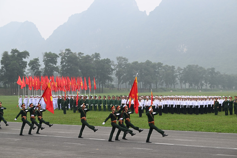 Các khối thực hiện diễu binh, diễu hành.