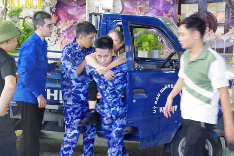 Cán bộ, chiến sĩ Cảnh sát biển hỗ trợ người dân về nơi tránh trú bão.