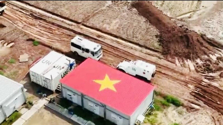 Cờ Tổ quốc được Đội Công binh Việt Nam sơn trên mái nhà tại căn cứ Highway. (Nguồn: Đội Công binh Việt Nam)