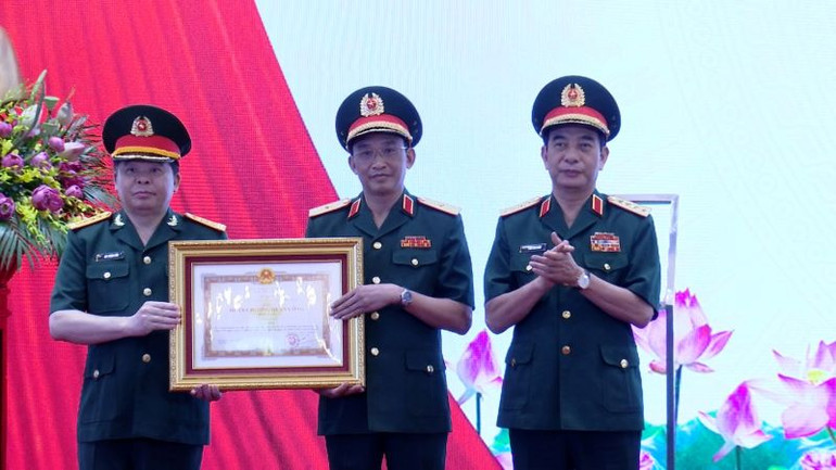 Thừa ủy quyền của Chủ tịch nước, Đại tướng Phan Văn Giang trao Huân chương Quân công hạng Nhất tặng Cục Đối ngoại.