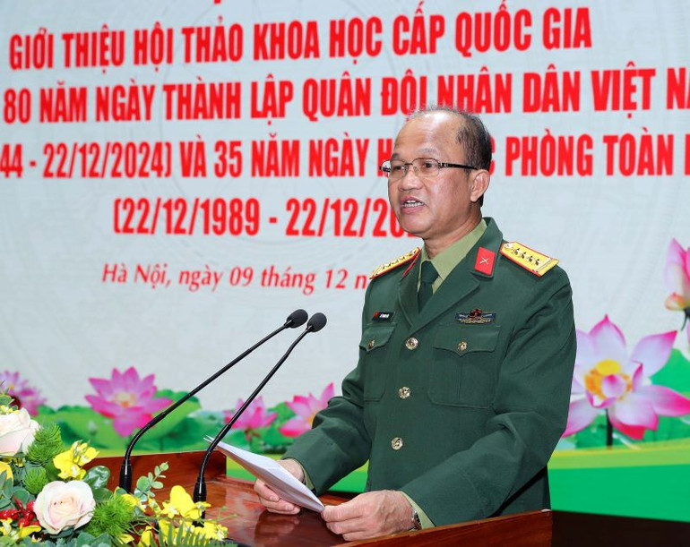 Đại tá, TS Lê Thanh Bài, Phó Viện trưởng Viện Lịch sử Quân sự thông tin giới thiệu về Hội thảo. Đại tá, TS Lê Thanh Bài, Phó Viện trưởng Viện Lịch sử Quân sự thông tin giới thiệu về Hội thảo.