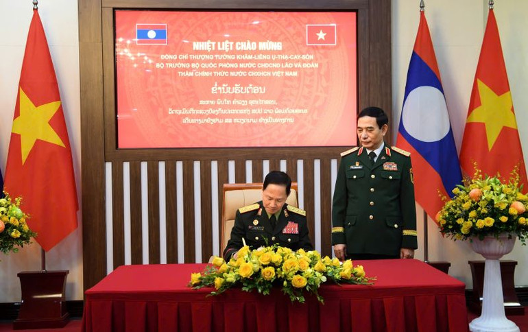 Thượng tướng Khamliang Outhakaysone, Bộ trưởng Quốc phòng Lào ghi lưu bút nhân dịp dẫn đầu Đoàn đại biểu cấp cao Bộ Quốc phòng Lào sang thăm chính thức Việt Nam.
