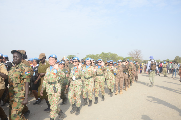 Các bác sĩ "mũ nồi xanh" Bệnh viện dã chiến cấp 2, số 5 của Việt Nam cùng nhân viên các đơn vị gìn giữ hòa bình Liên hợp quốc tại Bentiu, bang Unity, Nam Sudan tham gia tuần hành do Liên hợp quốc tổ chức, nhân Ngày Quốc tế Phụ nữ 8/3. Ảnh: Bệnh viện dã chiến cấp 2, số 5 cung cấp.