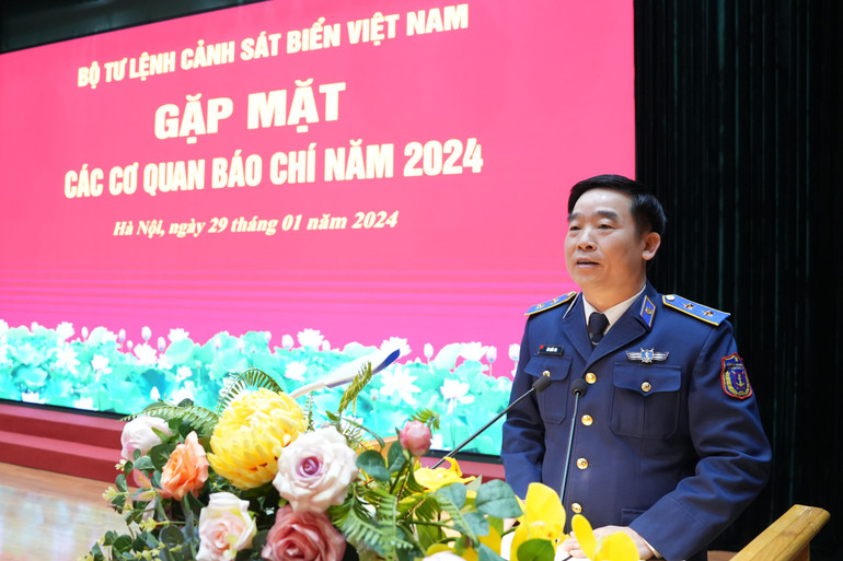 Trung tướng Bùi Quốc Oai, Chính ủy Cảnh sát biển chủ trì buổi gặp mặt.