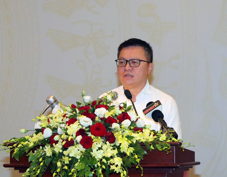 Đồng chí Lê Quốc Minh, Ủy viên Trung ương Đảng, Tổng Biên tập Báo Nhân Dân, Phó Trưởng Ban Tuyên giáo Trung ương, Chủ tịch Hội Nhà báo Việt Nam, phát biểu ý kiến tại buổi gặp mặt.