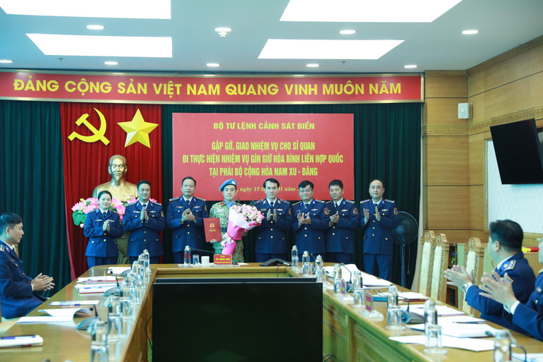 Thiếu tướng Vũ Trung Kiên trao quyết định của Bộ Quốc phòng về việc cử cán bộ đi làm nhiệm vụ gìn giữ hòa bình Liên hợp quốc cho Thượng úy Phạm Vũ Huy Hiệp.