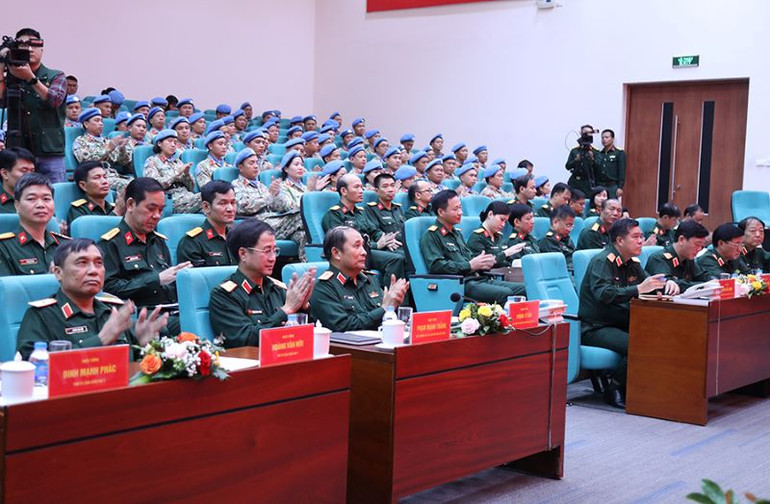 Các đại biểu tham dự hội nghị tại điểm cầu Cục Gìn giữ hòa bình Việt Nam.