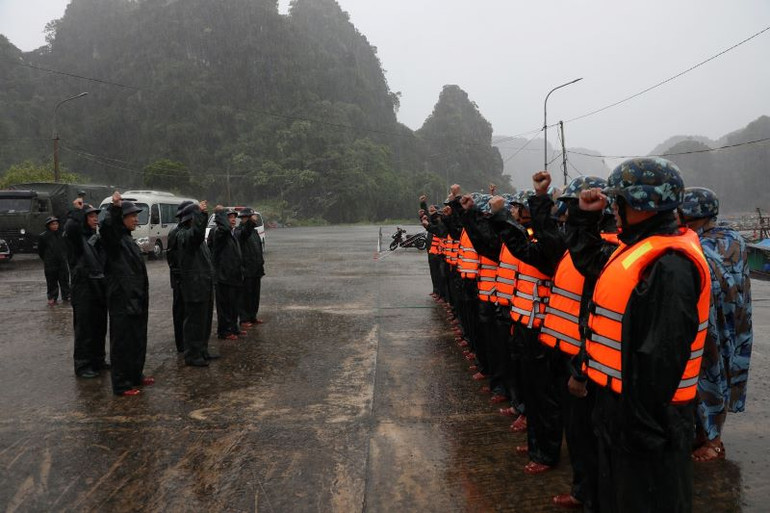 Lãnh đạo Quân chủng Hải quân động viên cán bộ, chiến sĩ Lữ đoàn 170, Vùng 1 Hải quân thực hiện nhiệm vụ phòng, chống bão số 3.