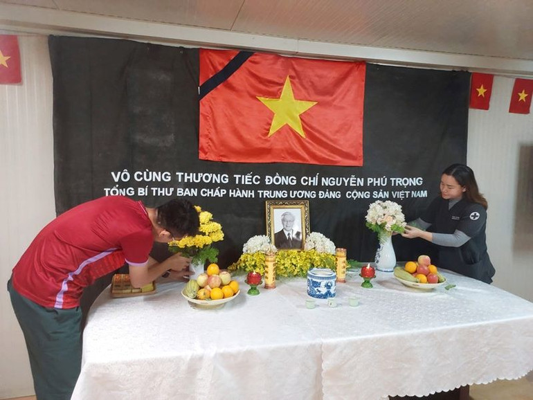 Cán bộ, nhân viên Bệnh viện dã chiến cấp 2 số 5 ở Nam Sudan chuẩn bị bàn thờ Tổng Bí thư Nguyễn Phú Trọng. Ảnh: HÀ NGỌC