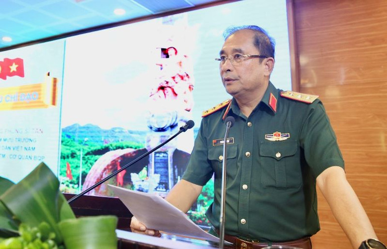 Thượng tướng Phùng Sĩ Tấn phát biểu ý kiến tại Hội thảo.