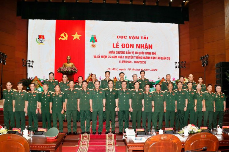 Thượng tướng Vũ Hải Sản, Thứ trưởng Quốc phòng cùng các đại biểu tham dự buổi lễ. Thượng tướng Vũ Hải Sản, Thứ trưởng Quốc phòng cùng các đại biểu tham dự buổi lễ.