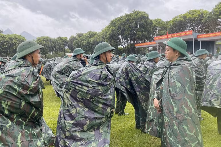 Đại diện lãnh đạo, chỉ huy Trung đoàn 141, Sư đoàn 3 (Quân khu 1) động viên bộ đội sẵn sàng tham gia thực hiện nhiệm vụ phòng, chống bão số 3.